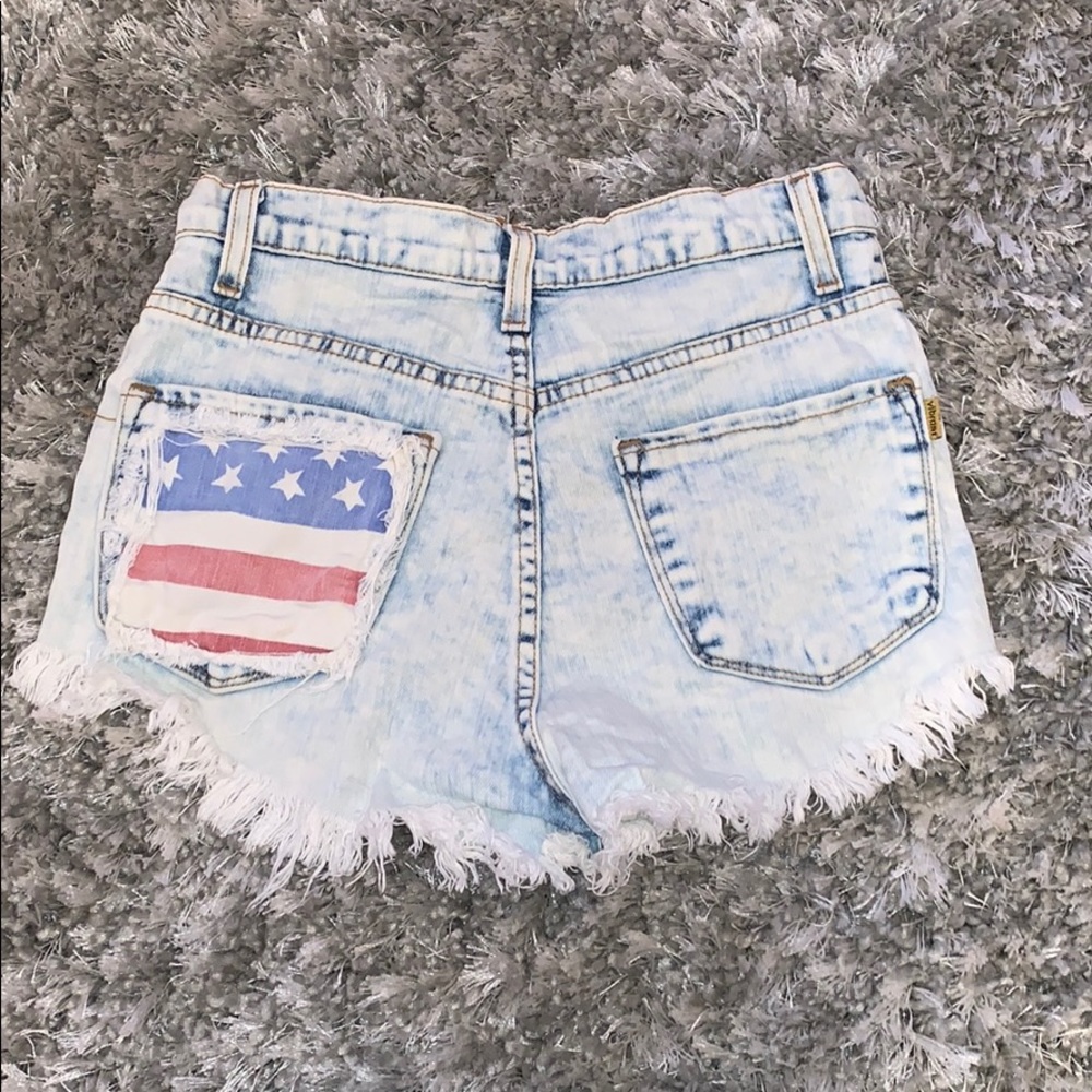 Acid washed jean shorts w/ American flag pocket